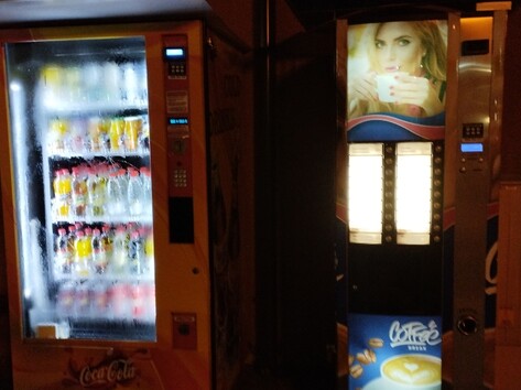 Кафе-машини, автомати за студени напитки и захарни изделия