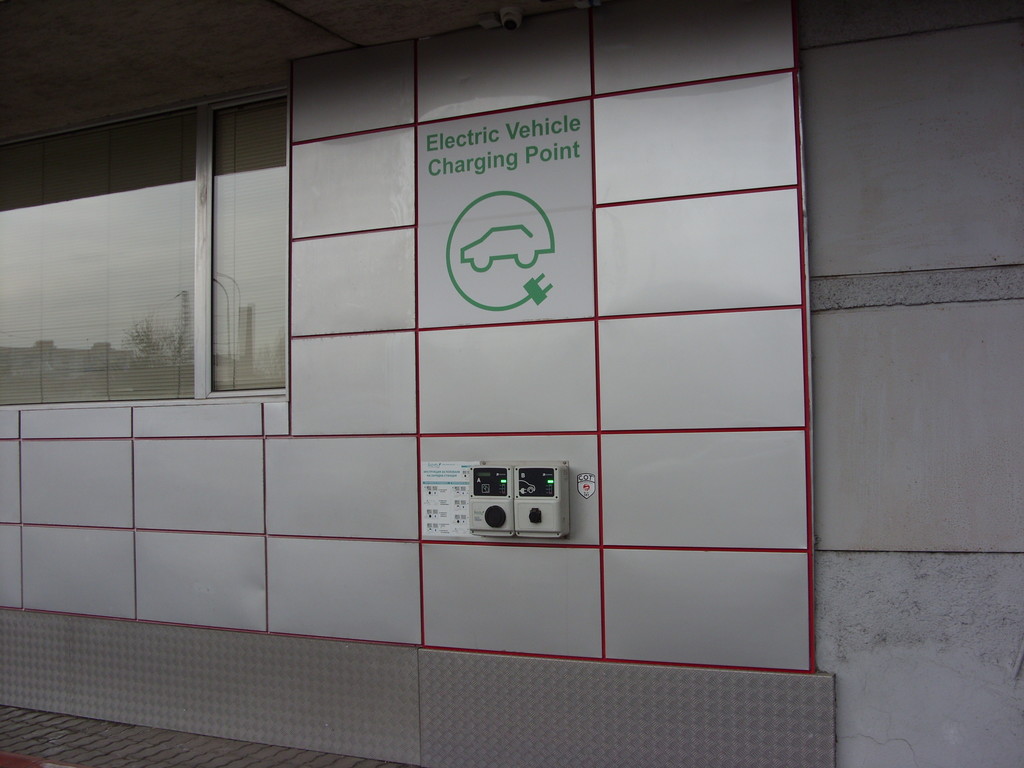 Electric vehicle charging station