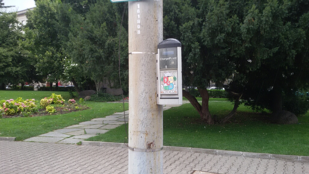 Electric vehicle charging station