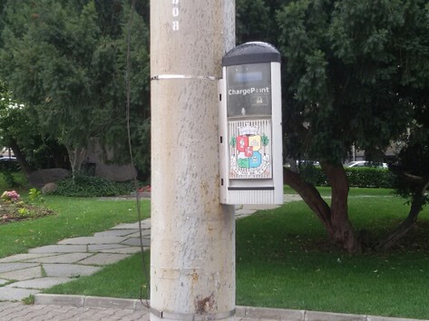 Electric vehicle charging station