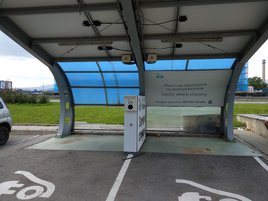 Electric vehicle charging station