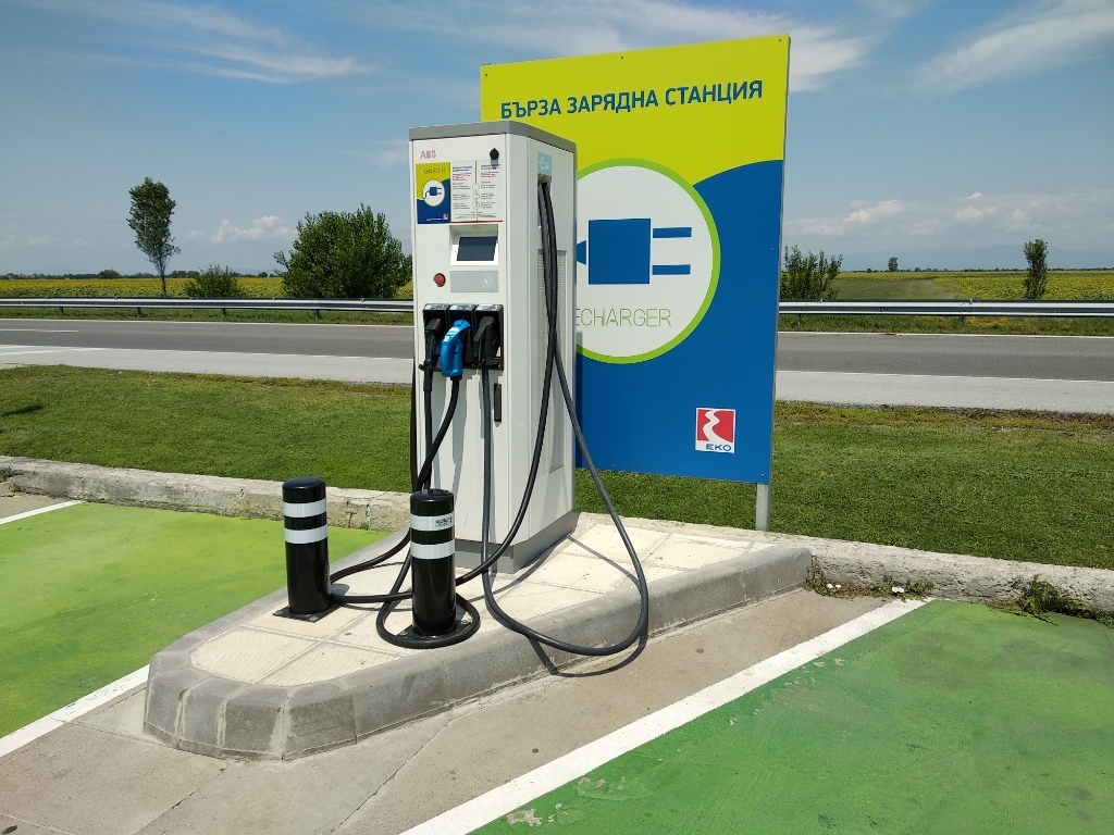 Electric vehicle charging station