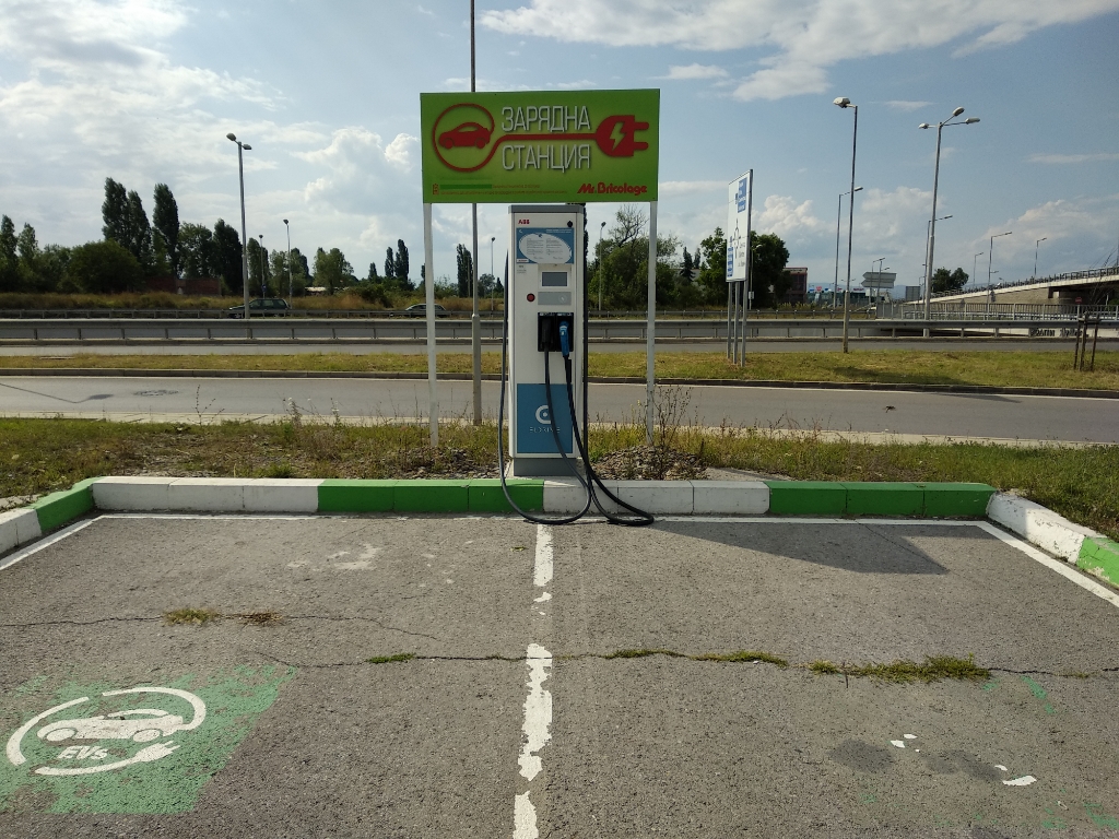 Electric vehicle charging station