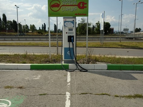 Electric vehicle charging station