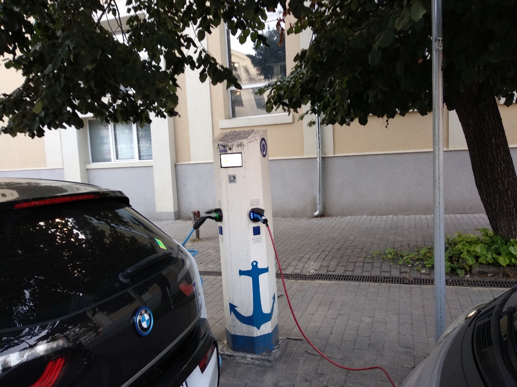 Electric vehicle charging station