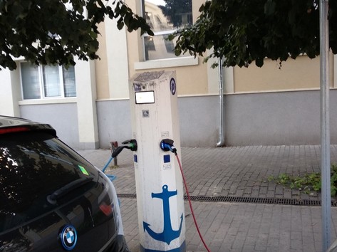 Electric vehicle charging station