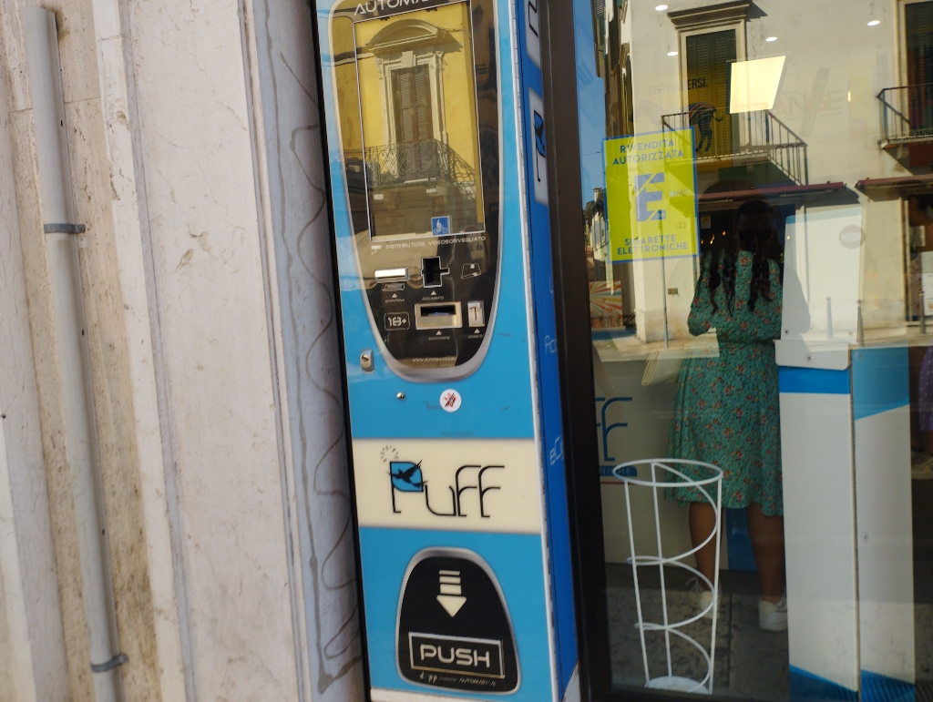 Cigarette vending machine