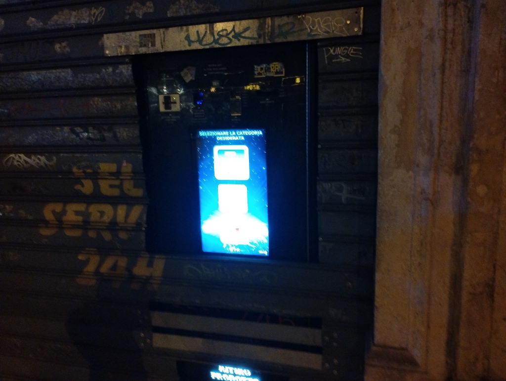 Cigarette vending machine