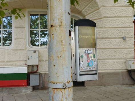 Electric vehicle charging station