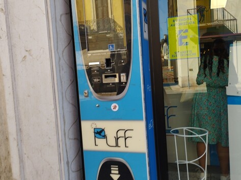 Cigarette vending machine